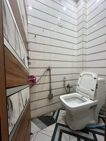 Attached Bathroom in 2 BHK Builder Floor at Dwarka Mor – for Rent