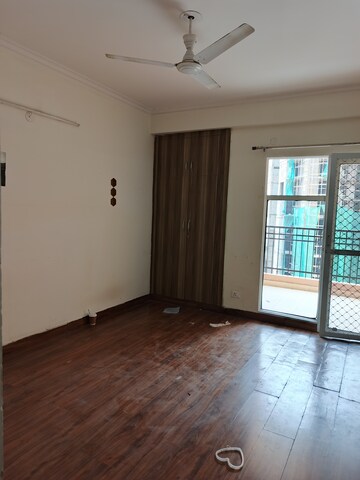 Room in 3 BHK Apartment at JM Florence, Tech Zone 4 Greater Noida – for Rent