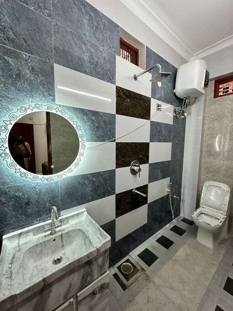 Bathroom, freedom fighters enclave 3 Bedroom 1400 Sq.Ft. Apartment In Freedom Fighters Enclave Delhi 9625955