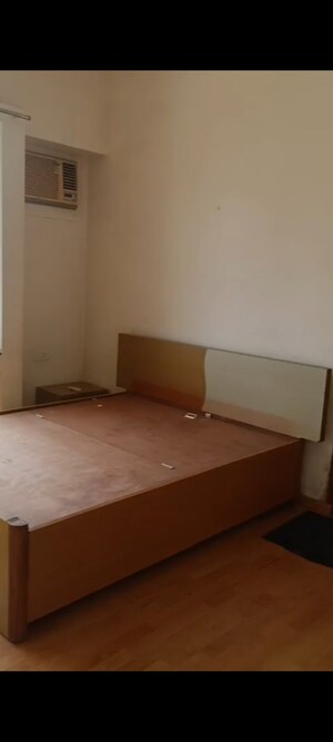 Room in 2 BHK Apartment at Ashok Towers, Parel – for Rent