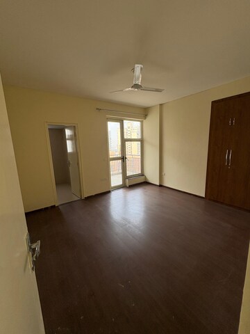 Room in 4 BHK Apartment at Piedmont Taksila Heights, Sector 37c – for Rent