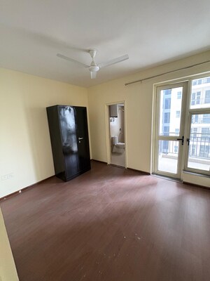 Room in 4 BHK Apartment at Piedmont Taksila Heights, Sector 37c – for Rent