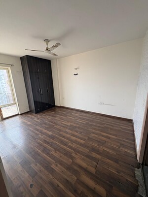Room in 3 BHK Apartment at Imperia Esfera, Sector 37c – for Rent