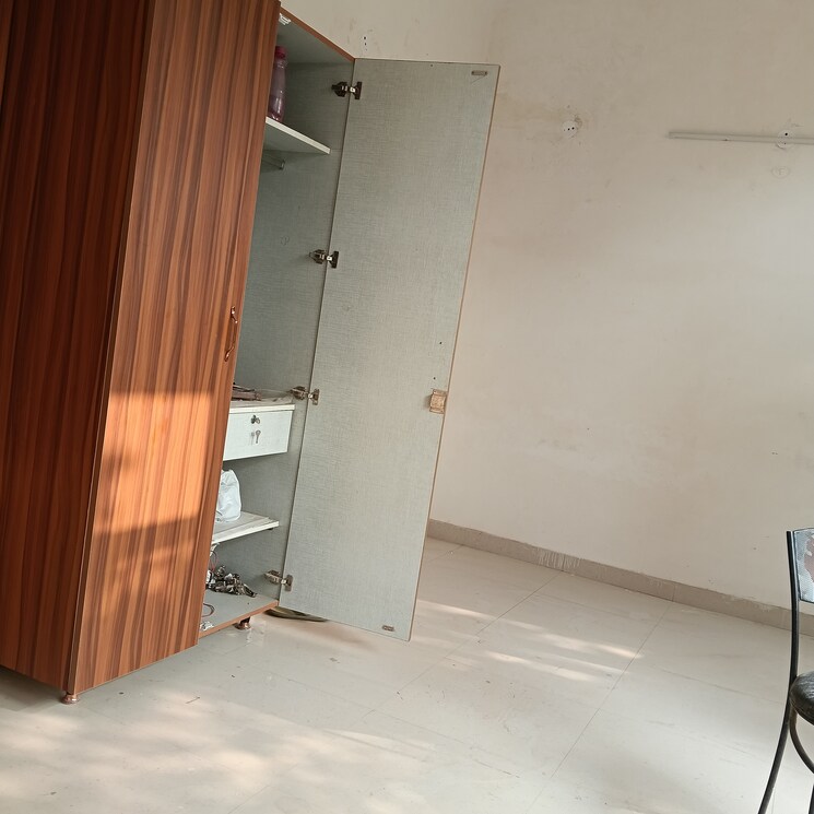 Room, rwa-apartments-sector-50 3 Bedroom 300 Sq.Mt. Builder Floor In Sector 50 Noida 9626015