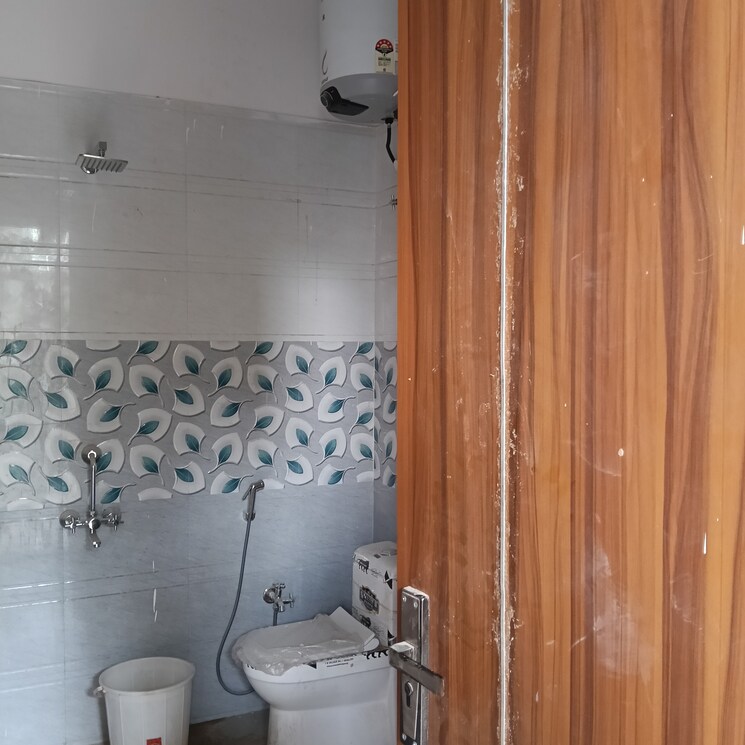 Bathroom, rwa-apartments-sector-50 3 Bedroom 300 Sq.Mt. Builder Floor In Sector 50 Noida 9626015