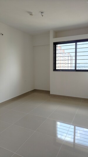 Room in 2 BHK Apartment at Amanora Ascent Towers, Hadapsar – for Sale