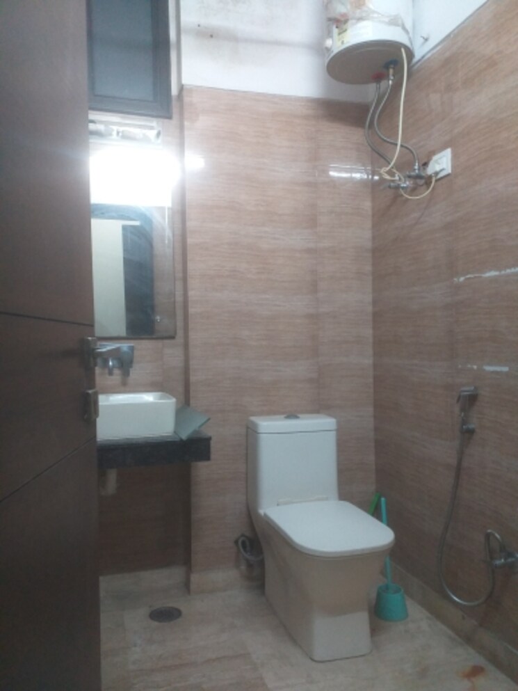 Bathroom, new rajinder nagar 3 Bedroom 1230 Sq.Ft. Builder Floor In New Rajinder Nagar Delhi 9626115