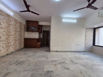 Room in 2 BHK Apartment at Riddhi Garden, Malad East – for Rent