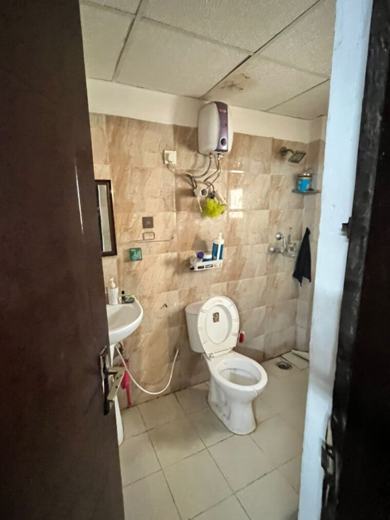 Bathroom, ajnara-homes 3 Bedroom 1595 Sq.Ft. Apartment In Sector 16b Greater Noida Greater Noida 9626147