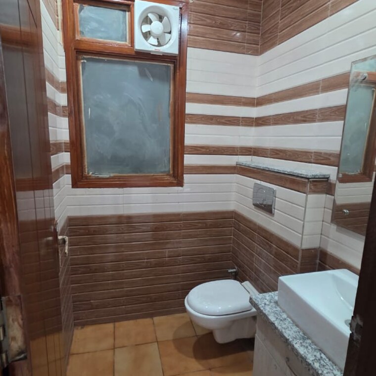 Bathroom, lajpat nagar Commercial Office Space 900 Sq.Ft. In Lajpat Nagar Delhi 9626327
