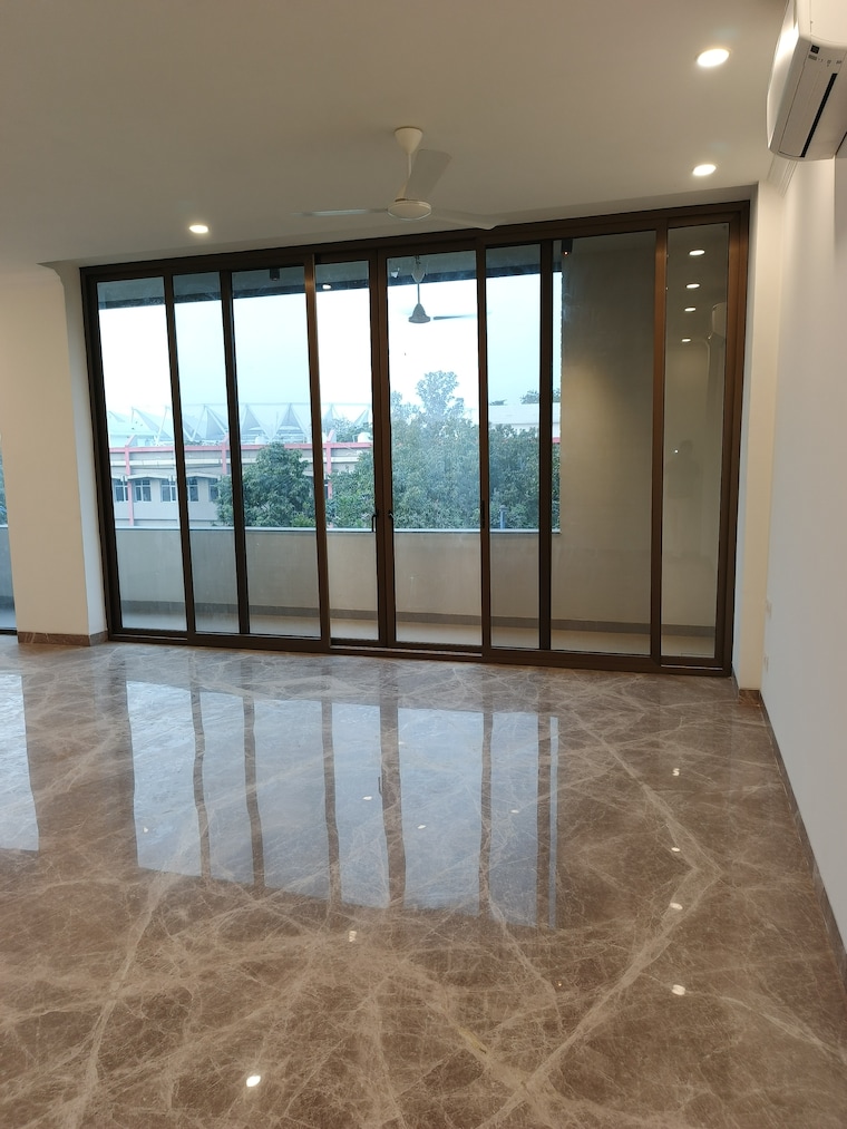 Room, defence colony 4 Bedroom 2100 Sq.Ft. Builder Floor In Defence Colony Delhi 9626340