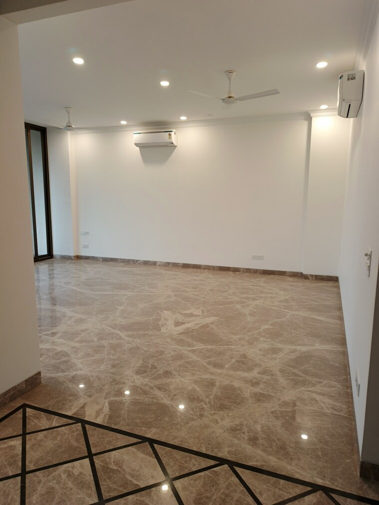 Room, defence colony 4 Bedroom 2100 Sq.Ft. Builder Floor In Defence Colony Delhi 9626340