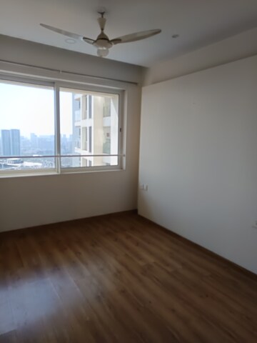 Room in 2 BHK Apartment at Lodha Fiorenza, Goregaon East – for Rent