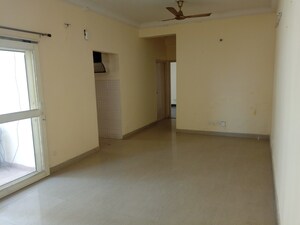 Room in 2.5 BHK Apartment at Antriksh Golf View, Sector 78 – for Rent