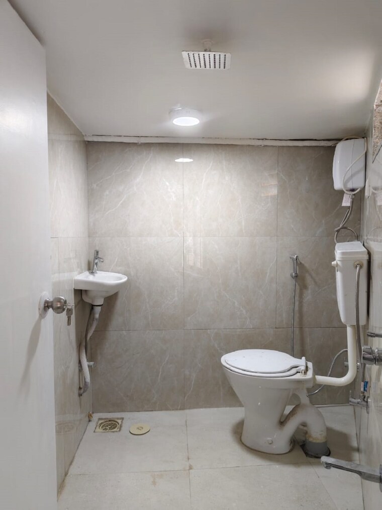 Bathroom, bandra west 2 Bedroom 700 Sq.Ft. Apartment In Bandra West Mumbai 9626529