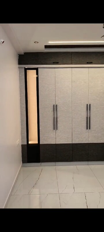 Room in 3 BHK Apartment at Mahatma Gandhi Inner Ring Road – for Sale