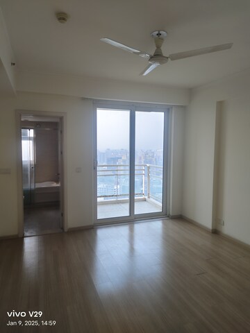 Room in 3 BHK Apartment at DLF Park Place, Sector 54 – for Rent