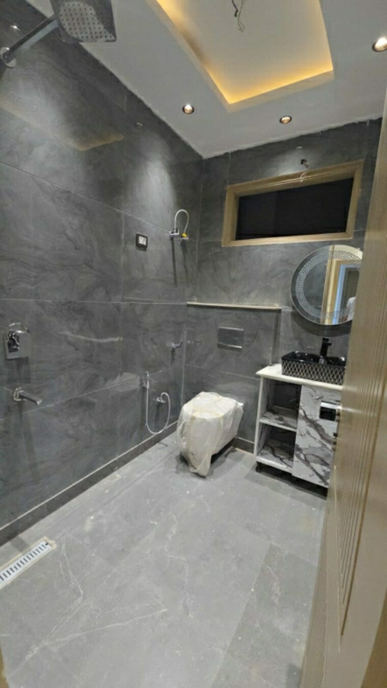 Bathroom, green fields colony 4 Bedroom 400 Sq.Yd. Builder Floor In Green Fields Colony Faridabad 9626542