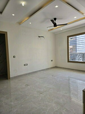 Room in 4 BHK Builder Floor at Green Fields Colony – for Rent