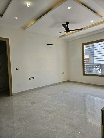 Room in 4 BHK Builder Floor at Green Fields Colony – for Rent
