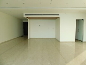 Room in 4 BHK Apartment at Oberoi Realty Esquire, Goregaon East – for Rent