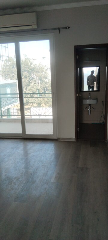 Room in 2.5 BHK Builder Floor at Central Park 3 Flower Valley, Sohna Sector 33 – for Sale