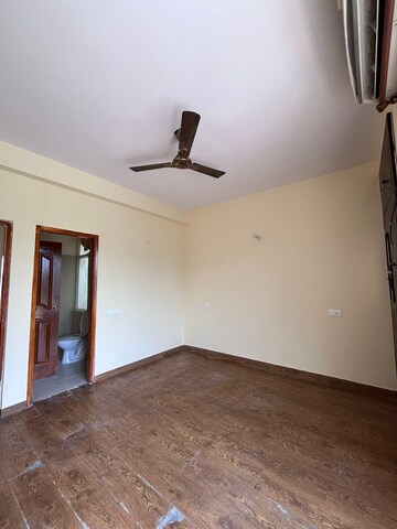 Room in 3 BHK Builder Floor at JMD Megapolis, Sector 48 – for Rent