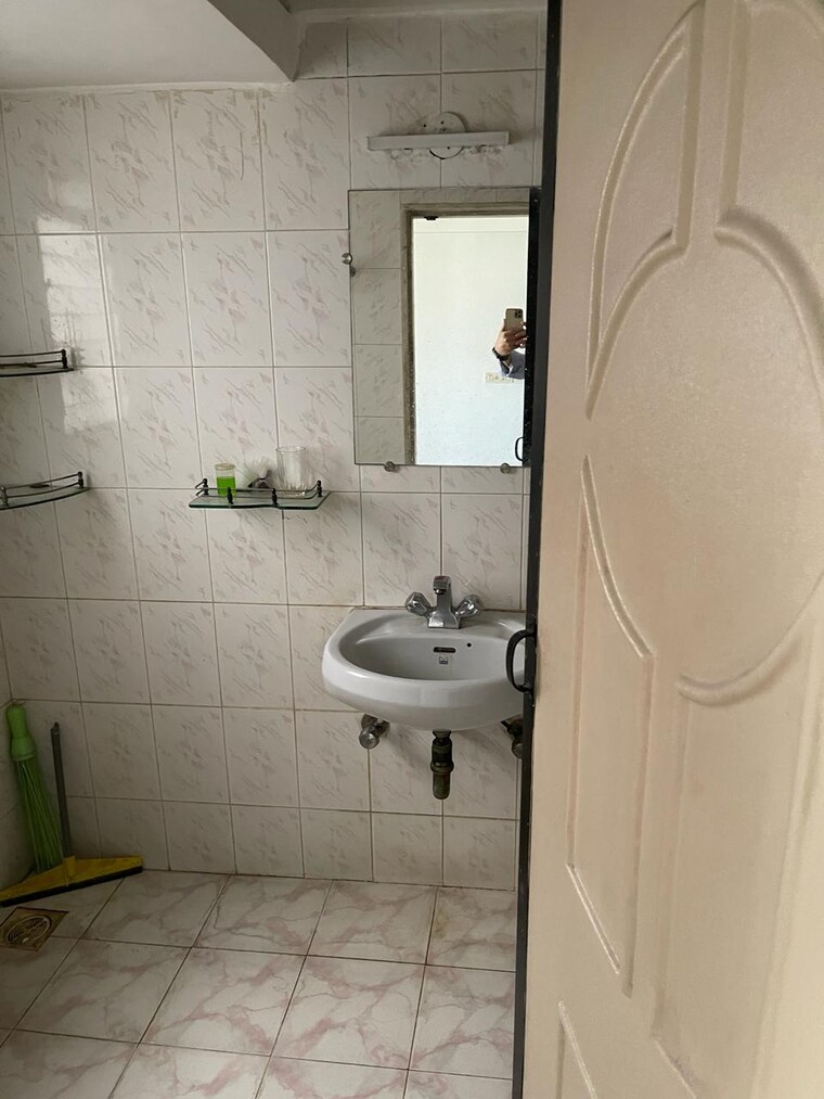 Bathroom, serenity-tower 3.5 Bedroom 1550 Sq.Ft. Apartment In Andheri West Mumbai 9626595