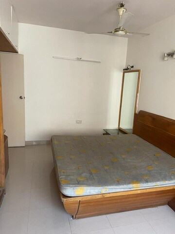 Room in 3.5 BHK Apartment at Serenity Tower, Andheri West – for Sale