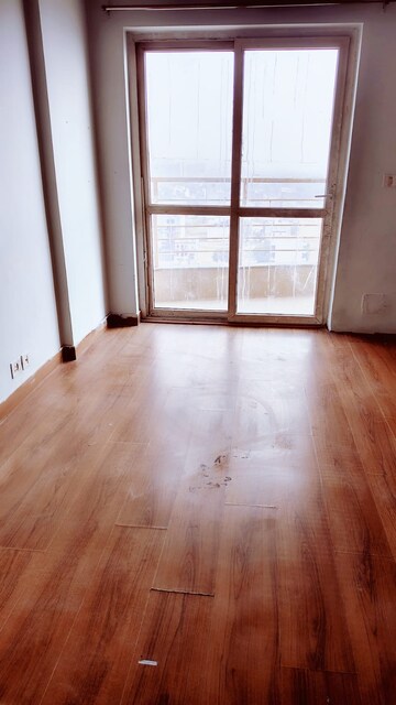 Room in 3 BHK Apartment at BPTP The Resort, Sector 75 – for Sale