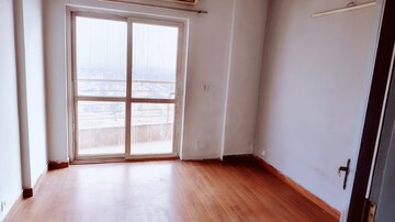 Room in 3 BHK Apartment at BPTP The Resort, Sector 75 – for Sale