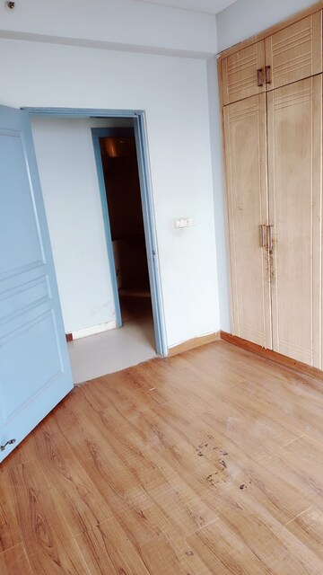 Room in 3 BHK Apartment at BPTP The Resort, Sector 75 – for Sale