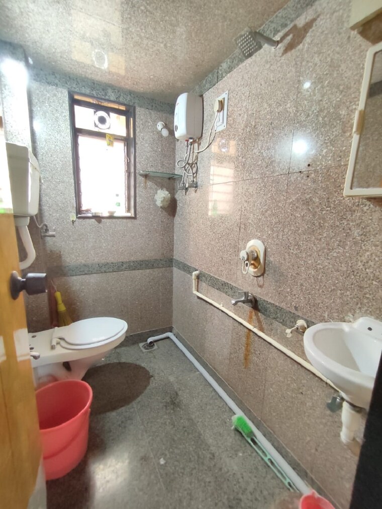 Bathroom, bandra west 1 Bedroom 500 Sq.Ft. Apartment In Bandra West Mumbai 9626558