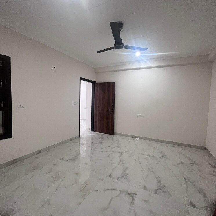 Room, sector 8 dwarka 2.5 Bedroom 75 Sq.Yd. Builder Floor In Sector 8 Dwarka Delhi 9627175