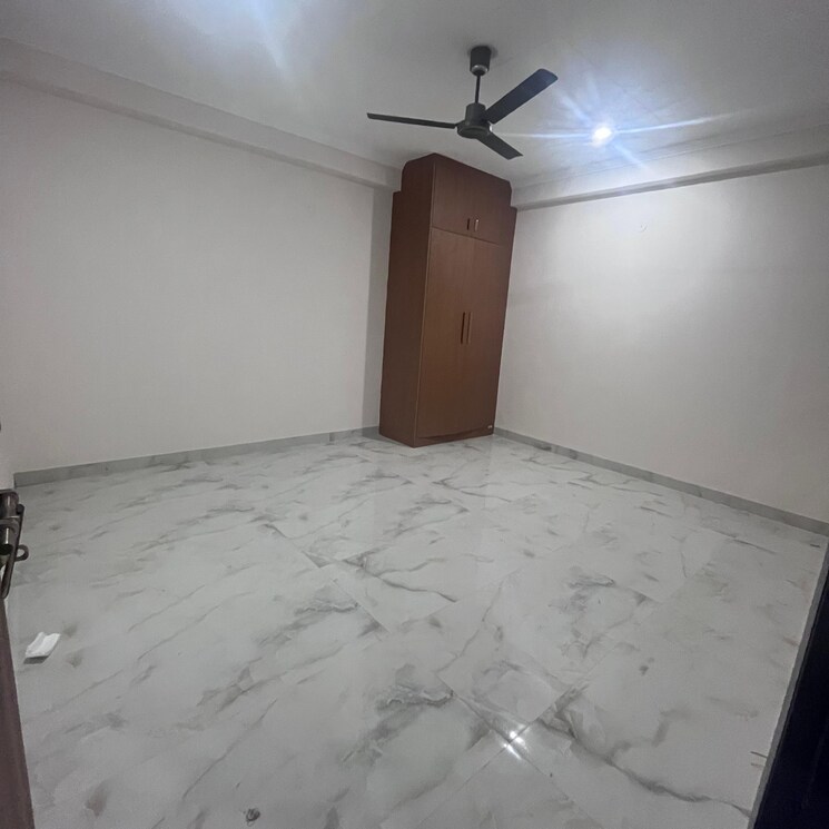 Room, sector 8 dwarka 2.5 Bedroom 75 Sq.Yd. Builder Floor In Sector 8 Dwarka Delhi 9627175