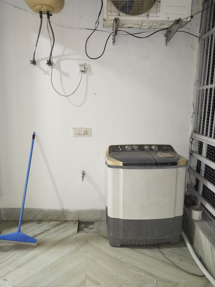 Bathroom, shivalik colony 3 Bedroom 1800 Sq.Ft. Apartment In Shivalik Colony Delhi 9626800