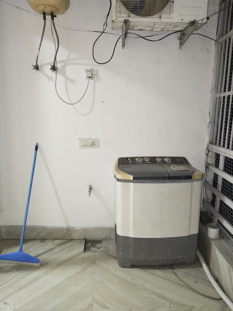 Bathroom, shivalik colony 3 Bedroom 1800 Sq.Ft. Apartment In Shivalik Colony Delhi 9626800