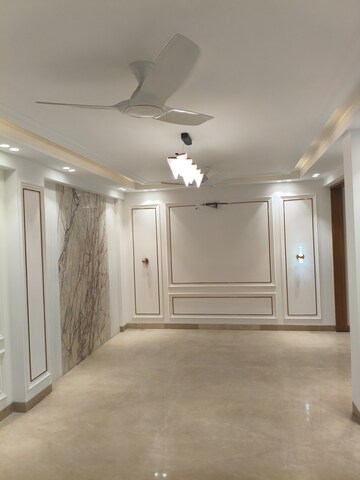 Building Lobby in 4 BHK Builder Floor at Dlf Phase I – for Rent