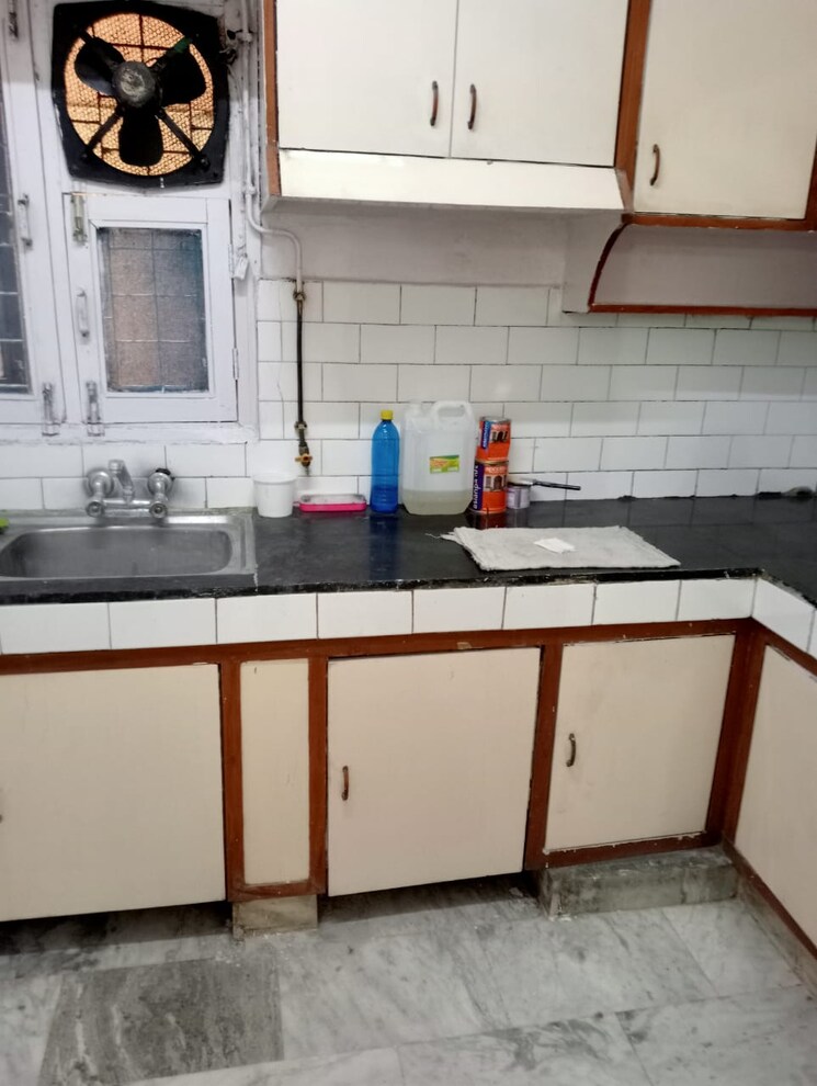 Kitchen, mayur vihar 1.5 Bedroom 550 Sq.Ft. Builder Floor In Mayur Vihar Delhi 9627035