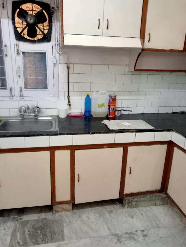 Kitchen, mayur vihar 1.5 Bedroom 550 Sq.Ft. Builder Floor In Mayur Vihar Delhi 9627035