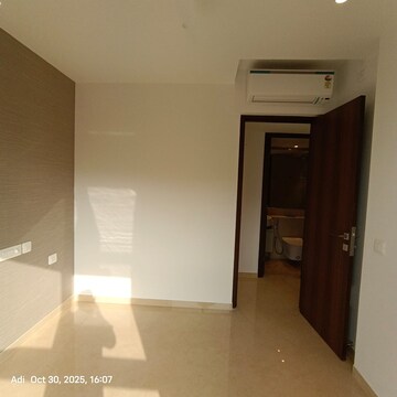 Room in 2 BHK Apartment at Hiranandani Highland, Powai – for Rent