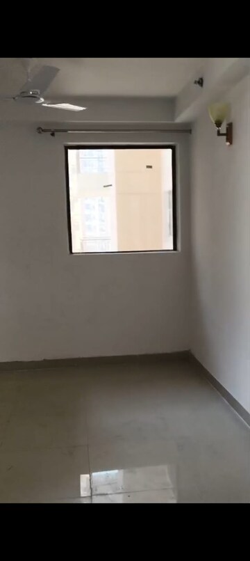 Room in 2.5 BHK Apartment at RG Luxury Homes, Sector 16b Greater Noida – for Rent