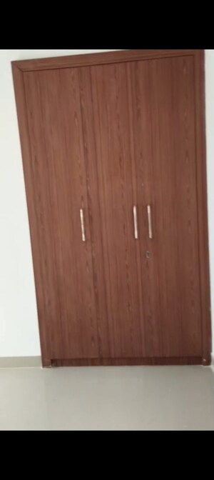 Furnished Amenities in 2.5 BHK Apartment at RG Luxury Homes, Sector 16b Greater Noida – for Rent