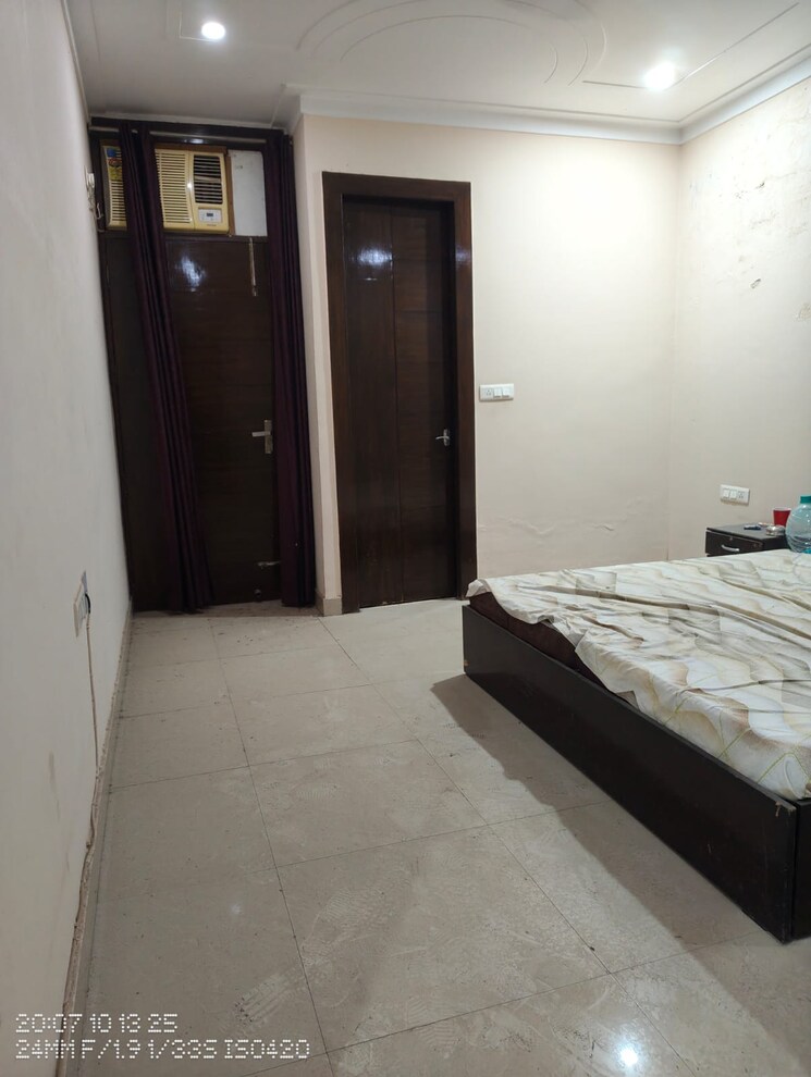Room, sector 14 3.5 Bedroom 2000 Sq.Ft. Builder Floor In Sector 14 Gurgaon 9627386