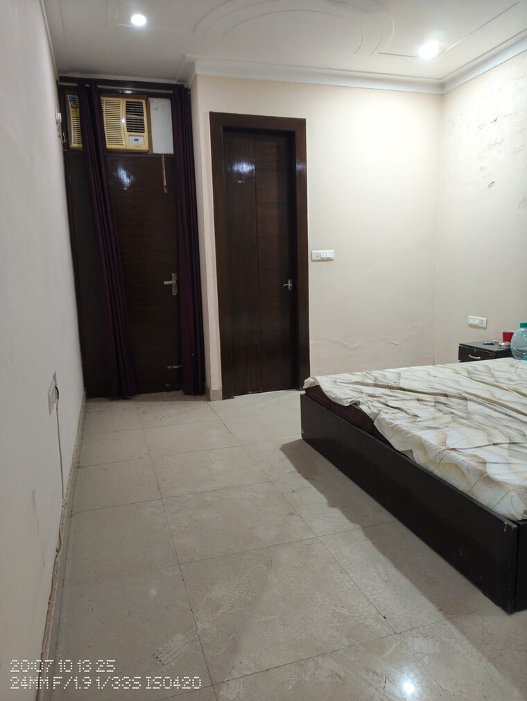 Room, sector 14 3.5 Bedroom 2000 Sq.Ft. Builder Floor In Sector 14 Gurgaon 9627386