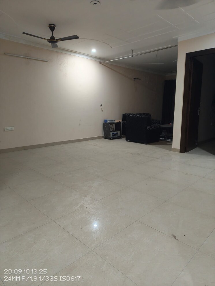 Room, sector 14 3.5 Bedroom 2000 Sq.Ft. Builder Floor In Sector 14 Gurgaon 9627386