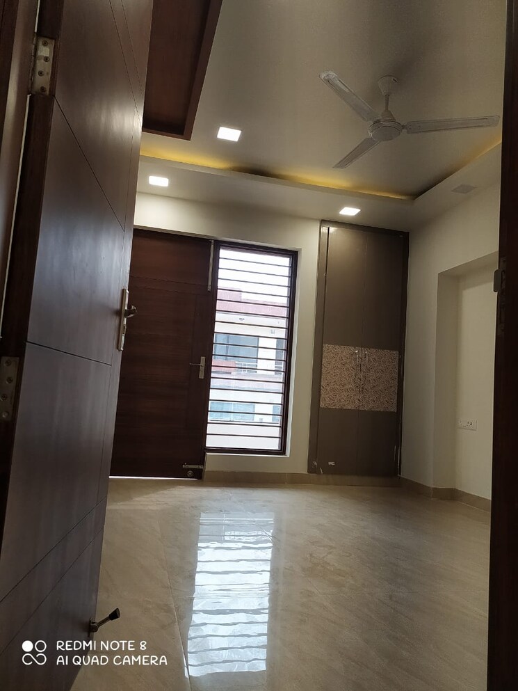 Room, parklands 4 Bedroom 250 Sq.Yd. Builder Floor In Sector 85 Faridabad 9627415