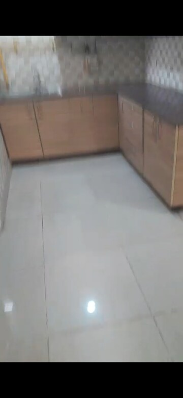 Room in 2.5 BHK Apartment at Gaur City 5th Avenue, Sector 4 Greater Noida – for Rent