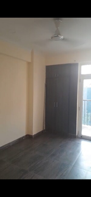 Room in 2.5 BHK Apartment at Gaur City 5th Avenue, Sector 4 Greater Noida – for Rent