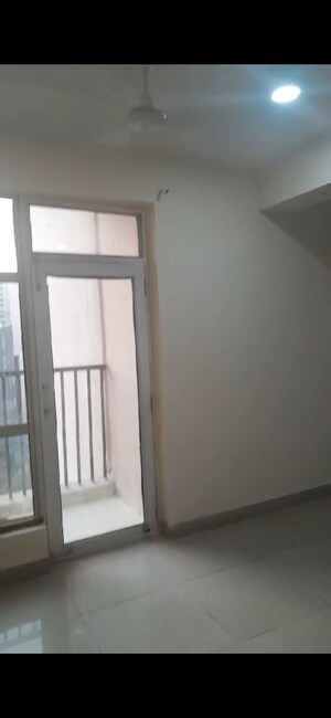 Room in 2.5 BHK Apartment at Gaur City 5th Avenue, Sector 4 Greater Noida – for Rent